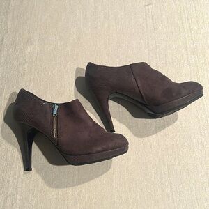 Impo Women’s Grey Ankle Booties w/ Texture on the Back Half Gorgeous Sz 7.5